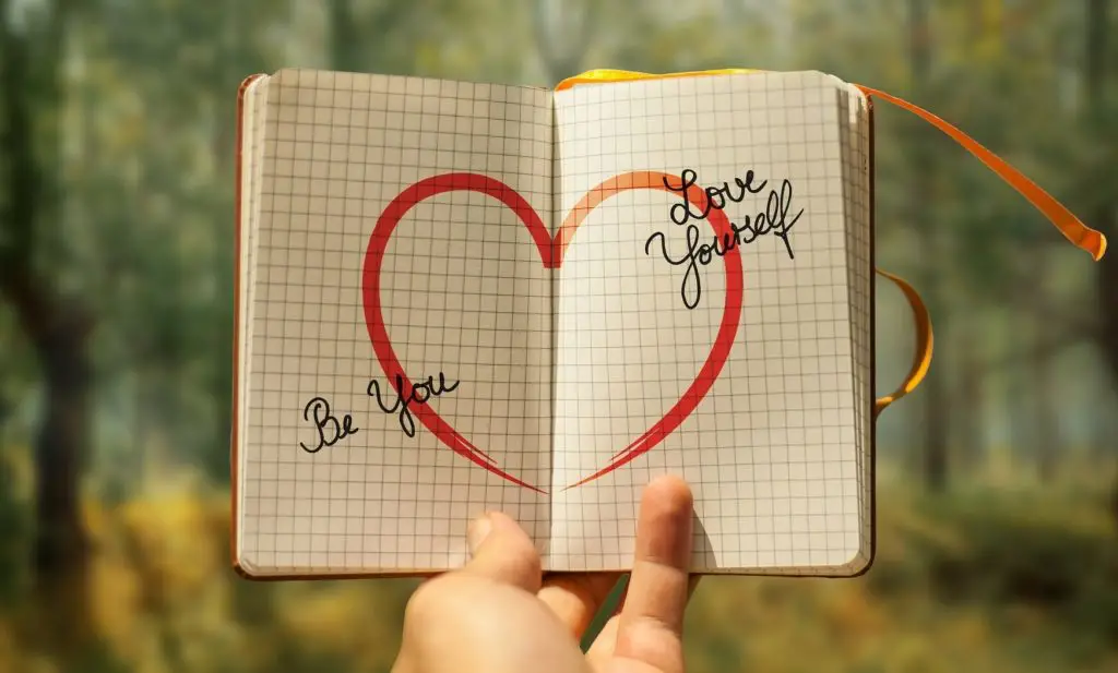 Eigenliebe und Selbstvertrauen ist der Schlüssel für ein glückliches und erfülltes Leben. Selbstliebe zu finden und zu halten kann vielleicht ein längerer Weg sein. Sie können ganz einfach und leicht Eigenliebe lernen und trainieren.