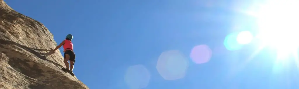 Mit einem Erfolgstagbuch können Sie jederzeit etwas aktiv tun, um einen Perspektivwechsel vorzunehmen und vor allem Ihre Emotionen und Gefühle in herausfordernden Situationen positiv stimulieren. Auf diese Weise können Sie nahezu alle Herausforderungen meistern.