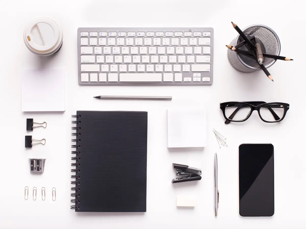 Perfektionismus überwinden - Fein säuberlich angeordnete Utensilien auf dem Schreibtisch.