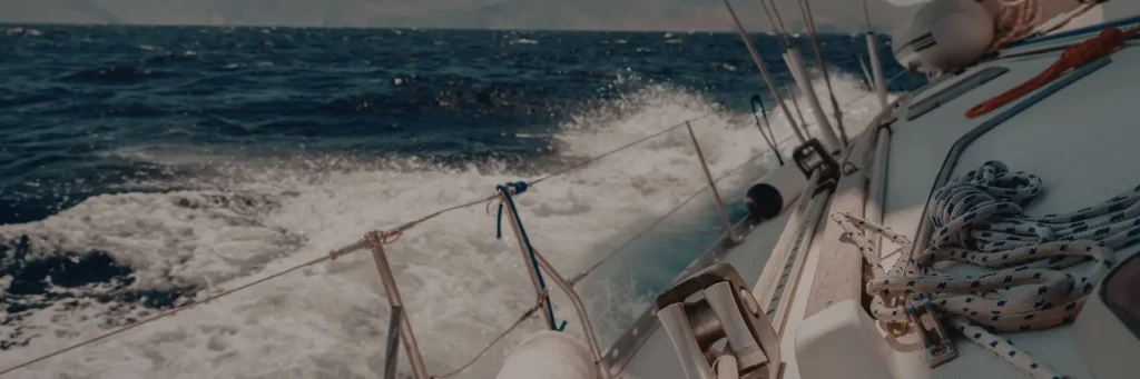 Ein Segelboot in Schräglage bei starkem Wellengang – Symbol für emotionale Fitness und die Fähigkeit, unter extremer Last den Kurs zu halten.